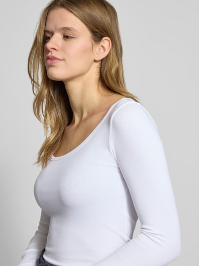 Kobiece model nosi Slim Fit Longsleeve mit tiefen Rundhalsausschnitt von REVIEW, elastyczna mieszanka bawełny, krój slim fit, głęboki okrągły dekolt, fakturowany wzór, długość tyłu w rozmiarze S: 50 cm, jasny kolor, fakturowana powierzchnia, zbliżenie na górną część ciała, widok z przodu.