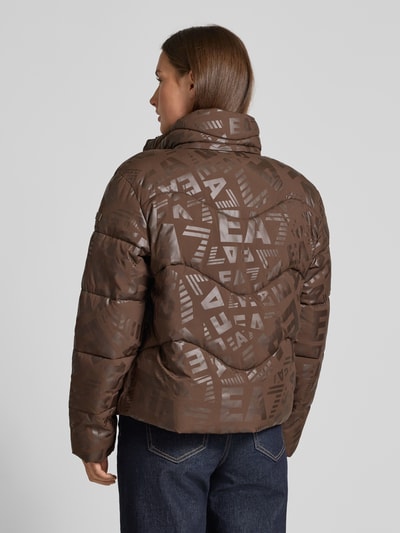 EA7 Emporio Armani Kurtka pikowana ze wzorem z logo i stójką Ciemnobrązowy 5