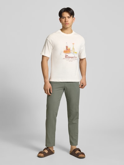 Männermodel trägt T-Shirt mit Rundhalsausschnitt von Jack & Jones aus Reine Baumwolle, Regular-Fit, Print, Rückenlänge 70 cm, Ganzkörperansicht von vorne.