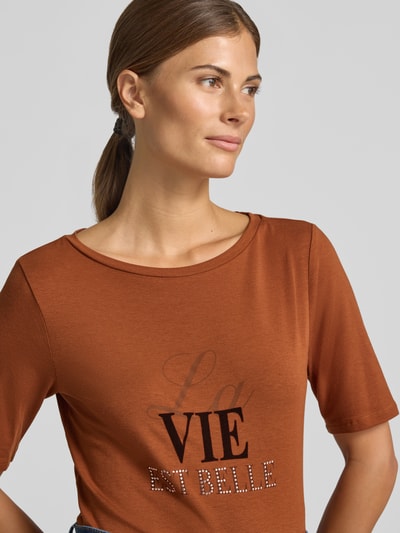 Vrouwenmodel draagt T-shirt met strass-steentjes van MORE, katoenmix met stretch, getailleerde pasvorm, ronde hals, Nahaufnahme bovenlichaam.