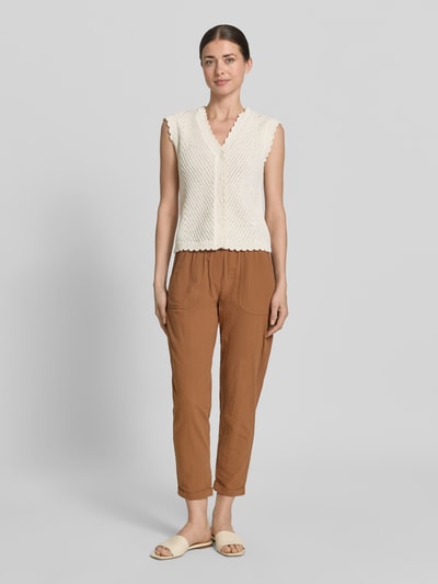 Frauenmodel trägt Hose mit elastischem Bund und Tunnelzug Modell 'Cissie' von Soyaconcept aus Reine Baumwolle, Relaxed-Fit, Ganzkörperansicht von vorne.