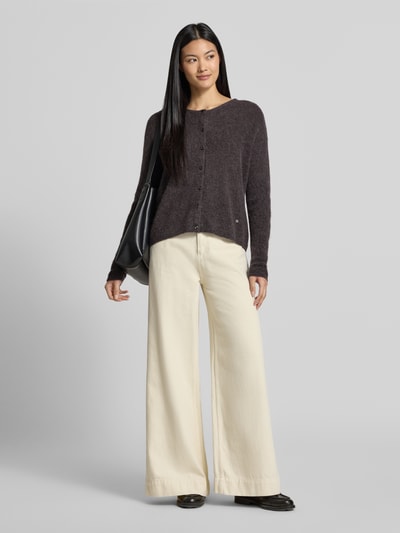 Frauenmodel trägt Strickjacke aus Alpaka-Mix von MOS MOSH in Dunkelgrau, lockere Passform, gerippte Abschlüsse, Ganzkörperansicht von vorne.