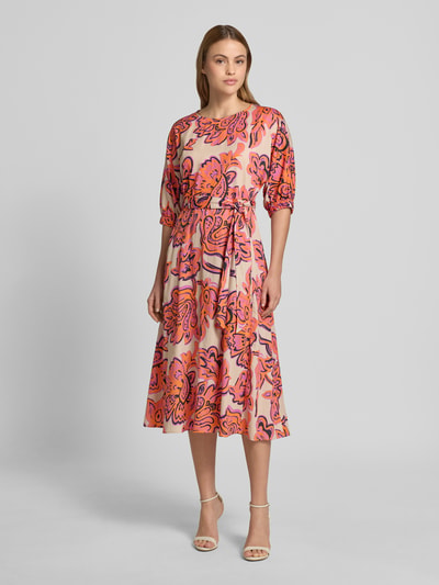 Frauenmodel trägt Midikleid mit Bindegürtel von WHITE LABEL, Reine Baumwolle, A-Linie, Allover-Look, Rundhalsausschnitt, Ganzkörperansicht von vorne.