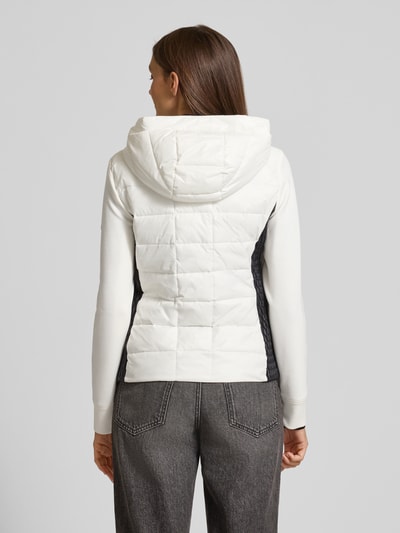 Marc Cain Kurtka pikowana o kroju slim fit z kapturem Złamany biały 5