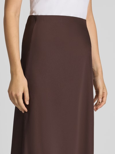Vrouwenmodel draagt Fließender Maxi-Rock met elastischem Bund model 'CHIGO' van ONLY, effen donkerbruin, zachte stof, detailopname taille, Dames maxi-rok van ONLY