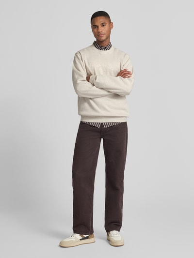 Mannelijk model draagt Sweatshirt met Label-Print van Guess in beige, regular fit, katoenmengsel, geribde boorden, voorkant, geheel lichaam.