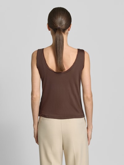 Vrouwenmodel draagt tanktop met ronde hals en licht afgeronde zoom, siergarnering, loose fit, ruglengte maat S 36 cm, van Jake*s Casual. Ganzörperaanzicht achteraan.