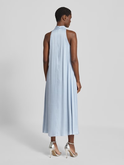 Frauenmodel trägt Midikleid aus Viskose-Mix mit Neckholder von Jake*s Collection in Hellblau, glatte Textur, Rückansicht, Ganzkörperansicht.
