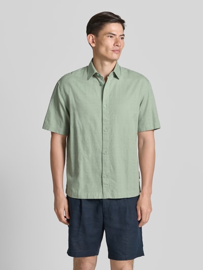 Männermodel trägt Loose Fit Freizeithemd aus reiner Baumwolle von Tom Tailor Denim, Optik: Unifarben, Kurzarm, Ganzkörperansicht von vorne.
