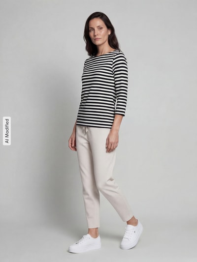 Frauenmodel trägt Longsleeve mit Rundhalsausschnitt und 3/4-Arm von Christian Berg Woman aus reiner Baumwolle, Regular Fit, Streifenmuster, Ganzkörperansicht von vorne.