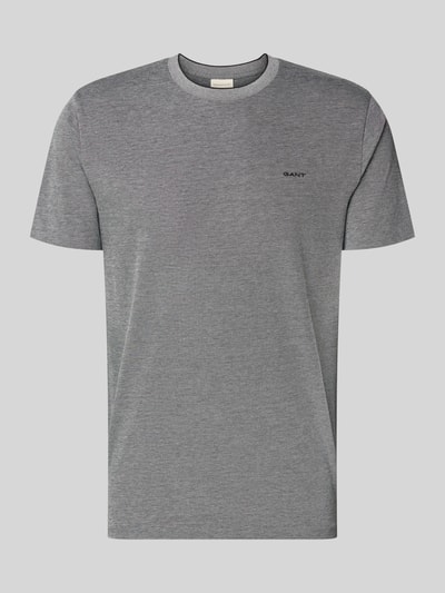 Produktfoto, T-Shirt mit Rundhalsausschnitt und Label-Stitching von Gant aus Reine Baumwolle in Grau, Regular-Fit, Rückenlänge 69 cm bei Größe M.