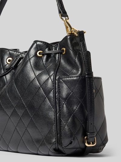 Produktfoto, schwarze Handtasche mit Steppnähten Modell 'CHARLIE' von MANGO, Kordelzug, Tragehenkel, Schulterriemen, Detailaufnahme.