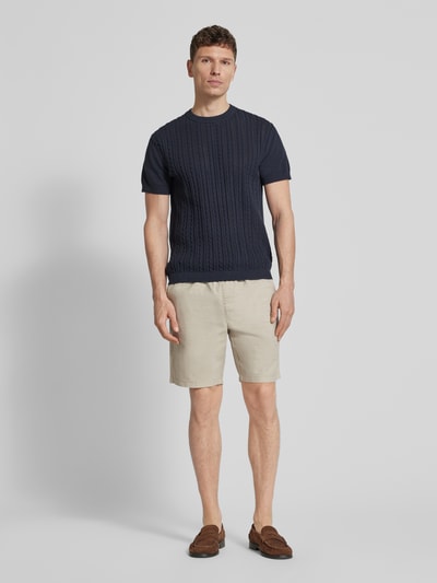 Męski model trägt T-Shirt mit Zopfmuster von Lindbergh, bawełna, prosty krój, imitacja dzianiny, okrągły dekolt, długość tyłu 68 cm, ganzkörperansicht von vorne.