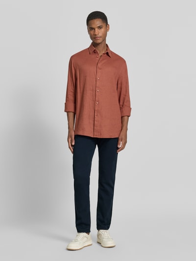 Männermodel trägt Regular Fit Hose mit Eingrifftaschen Modell 'Lyon' von Pierre Cardin im Baumwoll-Elasthan-Mix in Dunkelblau, Ganzkörperansicht von vorne, Herren Hose. Bundweite und Innenbeinlänge bei Größe 32/32 laut Kontext.