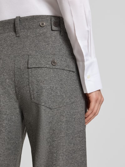 Männermodel trägt Regular Fit Barrel Leg Hose mit Viskose-Woll-Anteil Modell 'October' von CAMBIO, szary melanż, tylna kieszeń, mieszanka materiałów, wykończenie z efektem melanżu, krój regular fit, szlufki na pasek, zapięcie na guzik i zamek błyskawiczny, materiał: mieszanka wiskozy i wełny, wpuszczane kieszenie boczne, kieszenie z tyłu, widoczna tekstura tkaniny, Ganzkörperansicht Rückansicht