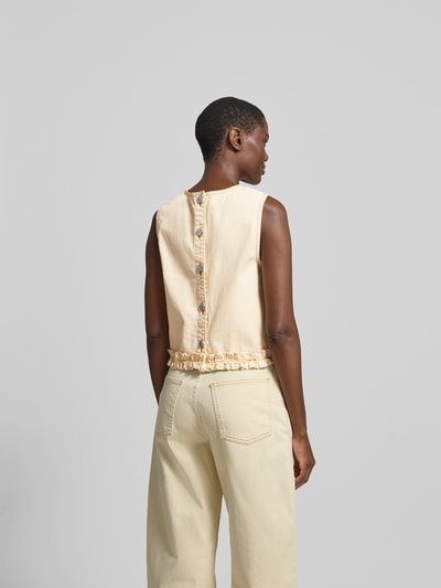 Frauenmodel trägt Regular Fit Top on Denim-Optik von BAUM & PFERDGARTEN in Beige mit Rüschenbesatz, Rundhalsausschnitt, Baumwoll-Mix, Rückenlänge 42 cm, Ganzkörperansicht Rückansicht.