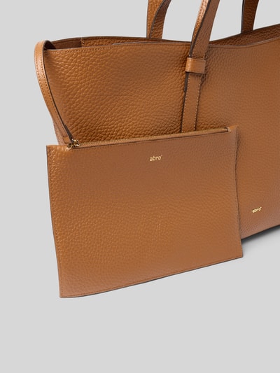 Produktfoto, Handtasche mit Label-Detail Modell 'COSMO' von Abro in Braun, Hauptfach mit Reißverschluss, separate Innentasche, Tragehenkel, Schulterriemen, strukturierte Oberfläche, Breite 57 cm, Länge 30 cm, Tiefe 20 cm, Länge Schulterriemen 67 cm