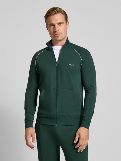 Männermodel trägt dunkelgrüne Regular Fit Sweatjacke aus Baumwoll-Mix Modell 'Mix&Match' von BOSS, weiße Details, Ganzkörperansicht von vorne, Herren Sweatjacke von BOSS.