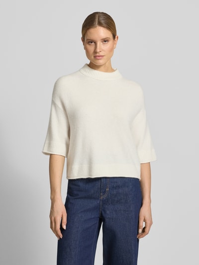 Modelka kobieca nosi Strickshirt mit überschnittenen Schultern Modell 'Pafinna' od OPUS, kremowy kolor, prosty krój, dzianina z moherem, widok całej sylwetki z przodu