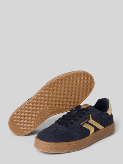 Produktfoto, Sneaker aus echtem Leder von Tamaris im Damen Sneaker Stil, dunkelblau und beige, glatte und strukturierte Texturen, braune Sohle