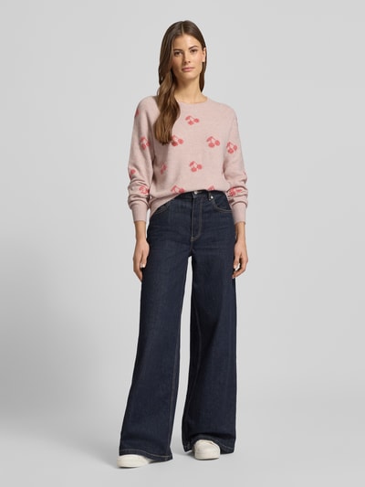 Vrouwenmodel draagt Regular Fit Strickpullover mit Intarsien Modell 'DOFFY INTARSIA' van Vero Moda in lichtroze met allover patroon, geribde boorden, ronde hals, lange mouw, breiwerk; volledige lichaamsvoorzijde.