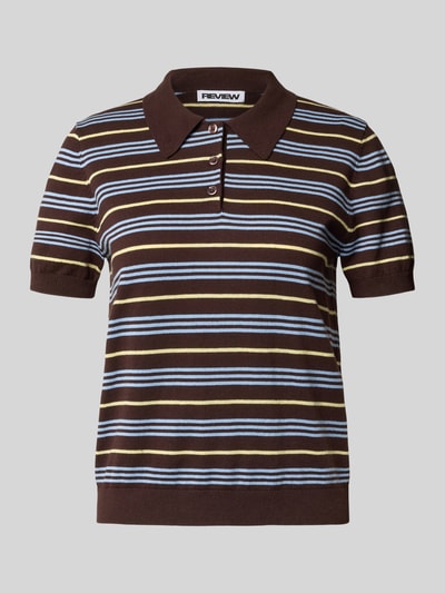 Produktfoto, Regular Fit Polo-Strickshirt mit Streifenmuster von REVIEW aus reiner Baumwolle, braun mit blauen, weißen und gelben Streifen, Knopfleiste, Strickstruktur, Rückenlänge bei Größe S 52 cm.
