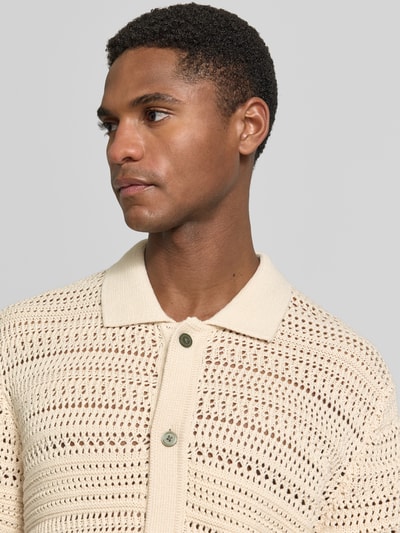 Männermodel trägt Modern Fit vrijetijdsoverhemd in tricotlook met knoopsluiting van Jack & Jones Premium, detailaufnahme bovenlichaam.