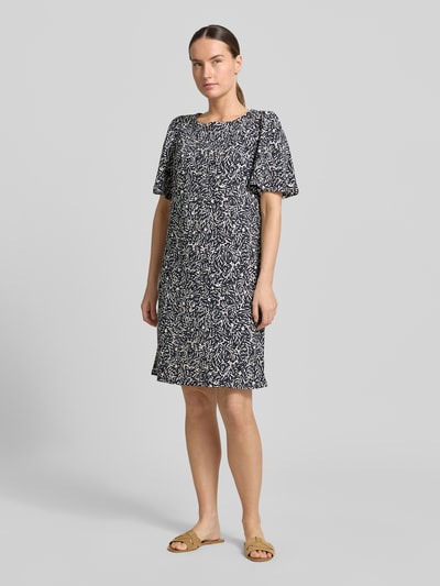 Frauenmodel trägt Knielanges Kleid im Allover-Look von Zero in Schwarz-Weiß, Material-Mix mit Stretch-Anteil, Gerader-Schnitt, Rundhalsausschnitt, Knielänge, Ganzkörperansicht von vorne.