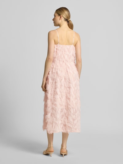 Frauenmodel trägt Midikleid mit Fransen Modell 'MYLINE' von Selected Femme, Optik: Unifarben, Passform: Regular-Fit, Länge: Midi, Karree-Ausschnitt, Fransen-Applikation, Trägerform: verstellbare Spaghettiträger, Ganzkörperansicht Rückansicht.