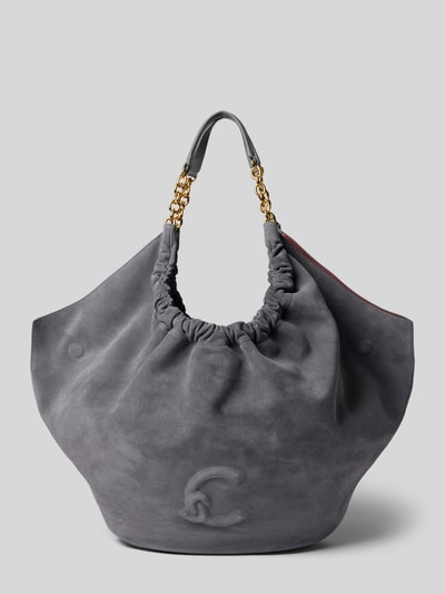 Produktfoto, Handtasche mit Logo-Detail Modell 'Smash' von Coccinelle, graues Veloursleder, Ketten-Trageriemen, Magnetverschluss, glatte Textur.