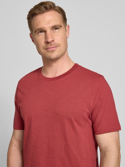 Männermodel trägt Regular Fit T-Shirt mit Rundhalsausschnitt von MCNEAL aus reiner Baumwolle in Rot, Nahaufnahme Oberkörper.