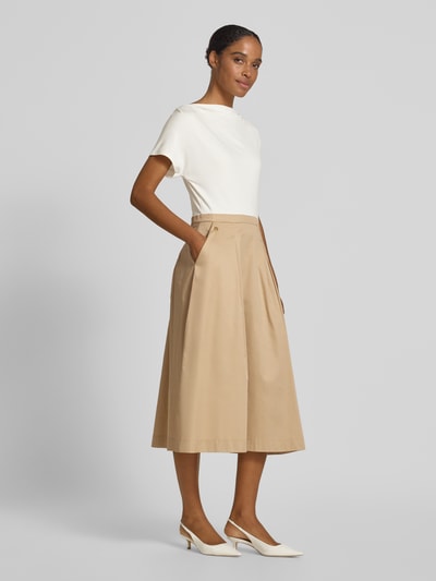 Frauenmodel trägt Midi-Freizeitkleid aus reiner Baumwolle von s.Oliver BLACK LABEL, Optik: Unifarben, Regular-Fit, Midi-Länge, Wasserfall-Ausschnitt, Logo-Applikation aus Metall, Kellerfalten, Nahtreißverschluss, Ärmelform: Kurzarm, seitliche Eingrifftaschen, Material: Reine Baumwolle, Viskose-Mix. Ganzkörperansicht von vorne.