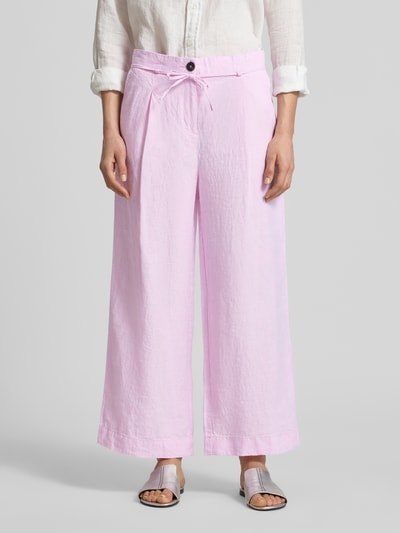 Frauenmodel trägt Leinenhose mit Bindegürtel von Christian Berg Woman in Rosa, Wide Leg, Knopfverschluss, reine Leinen Textur, Ganzkörperansicht von vorne