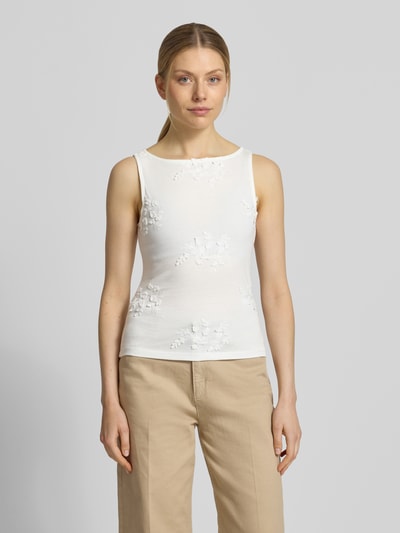 Modelka nosi Regular Fit Top mit Baumwoll-Anteil Modell 'VIVIAN' od Vero Moda, biały, gładki, haftowana aplikacja, jersey, u-boot, bez rękawów, krój regular fit, przód, zbliżenie na górę ciała, kontekst: damski top, materiał miks z bawełną