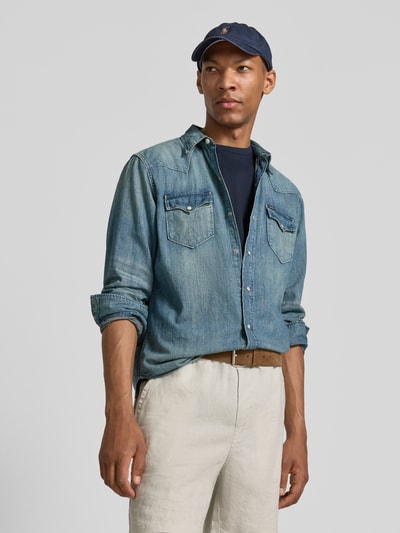 Männermodel trägt Regular Fit Freizeithemd aus reiner Baumwolle Modell 'DENIM WESTERN SHIRT' von Polo Ralph Lauren, Ganzkörperansicht von vorne.
