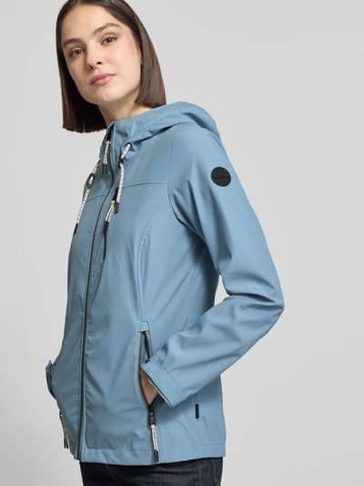 Vrouwenmodel draagt lichtblauwe damesjack met capuchon, ritssluiting en ritszakken, model 'GS111' van G.I.G.A. DX, slim fit, ruglengte 69 cm, schouderbreedte 39 cm, borstwijdte 44 cm, mouwlengte 65 cm, 10.000 mm waterkolom, driekwartvooraanzicht.