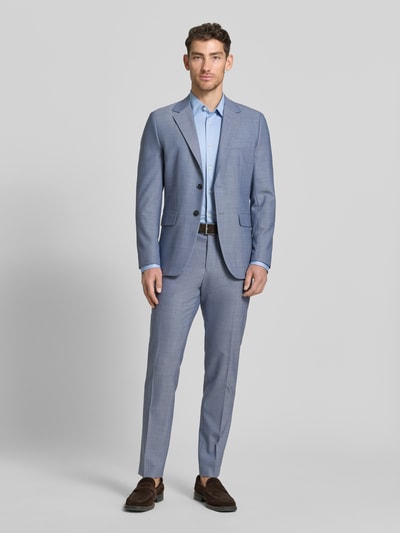 Männermodel trägt Slim Fit Businesshemd mit Kentkragen Modell 'ROAN' von BOSS, Optik: Unifarben, Passform: Slim Fit, Kragenform: Kentkragen, Knopfleiste: einreihig, Ganzkörperansicht von vorne