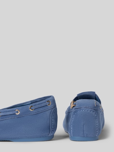 Produktfoto, Loafer uit echt leer model 'Aisha' van Guess, afgeronde pasvorm, sierstrik, logo-reliëf, gladde zool in blauw.