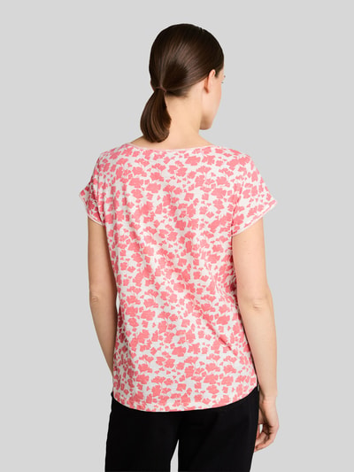 Frauenmodel trägt Relaxed Fit T-Shirt aus reiner Baumwolle von Tom Tailor mit Optik: Allover-Muster, Rundhals, Kurzarm, Rollsaum, Ganzkörperansicht Rückansicht.