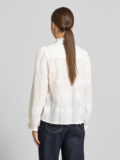 Männermodel trägt Regular Fit Bluse mit Schlüsselloch-Ausschnitt von Oui, biała bawełna, steppowania, stójka, widoczne tekstury, widok całej sylwetki od tyłu