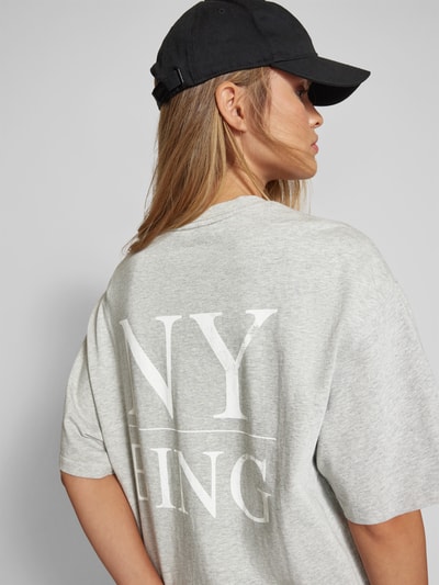 Anine Bing T-Shirt mit Label-Print Hellgrau Melange 3