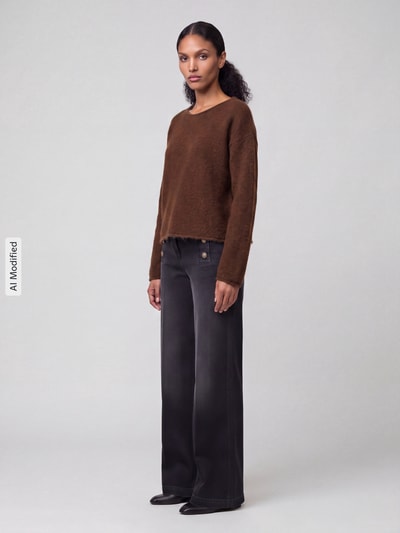 Frauenmodel trägt Regular Fit Pullover aus Alpaka-Mix mit Woll-Anteil Modell 'C_Follettino' von BOSS Orange in Braun, kombiniert mit dunkler Hose, dezente Struktur, Ganzkörperansicht von vorne, Damen Pullover von BOSS Orange, KI-modifiziertes Bild.