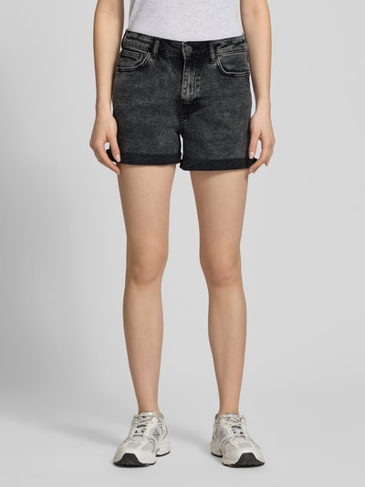 Frauenmodel trägt High Waist Jeansshorts mit Umschlag Modell 'MONI' von Noisy May aus schwarzem Baumwoll-Elasthan-Mix, Regular-Fit, sichtbare Eingrifftaschen, Innenbeinlänge 9 cm, Bundweite 38 cm, Ganzkörperansicht von vorne.
