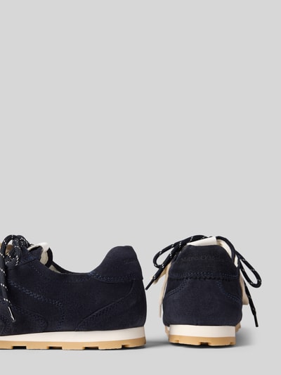 Produktfoto, Low Top Sneaker aus Veloursleder-Mix Modell 'FABIANA 4B' von Marc O'Polo in Dunkelblau, unifarben, flache Sohle, Label-Prägung, zwei Schnürsenkel, profilierte Sohle, Damen, Rückansicht.