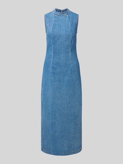 Produktfoto, niebieski Jeanskleid mit Gehschlitz Modell 'WINONA' od Vila, bawełniany miks ze stretchem, krój taliowany, długość midi, szerokość w rozmiarze S 40 cm, długość tyłu 129 cm, tekstura gładka