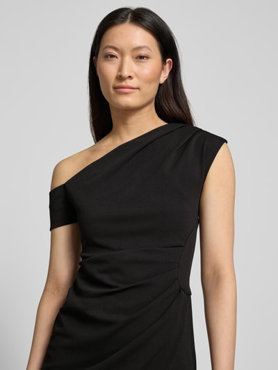 Frauenmodel trägt Midikleid mit Raffungen von Lipsy in Schwarz, Elastischer-Material-Mix, One-Shoulder-Design, Nahaufnahme Oberkörper.