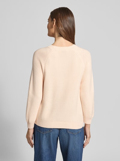 Modelka nosi Regular Fit Strickpullover aus reiner Baumwolle Modell 'FOVILA' od BOSS, efekt: jednolity kolor, długi rękaw, prążkowane wykończenia, prążkowana dzianina, bawełna; widok całej sylwetki od tyłu.