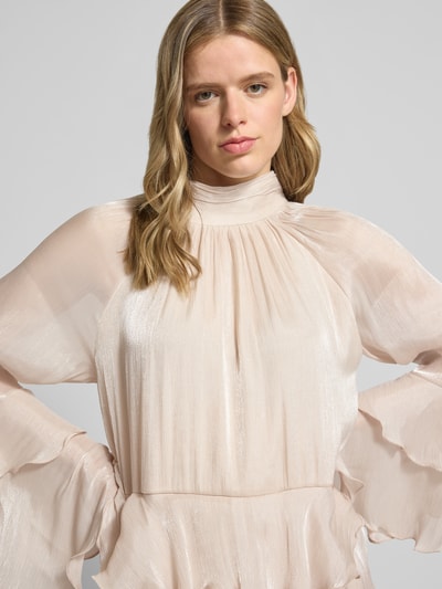 Kobiece modelka nosi Minikleid im Stufen-Look Modell 'Flowy frill' od Gina Tricot, kremowy kolor, lekka tkanina, efektowne falbany, stójka, sznurowanie z tyłu, szerokość w rozmiarze 36: 44 cm, długość tyłu: 91 cm, długość rękawa: 61 cm, zbliżenie na górną część ciała