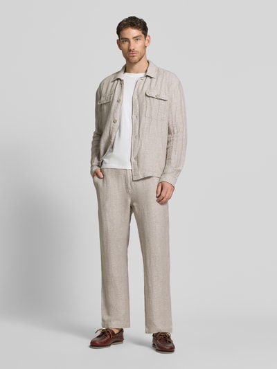 Männermodel trägt Regular Fit Hemdjacke aus Leinen-Baumwoll-Mix von JAKE*S STUDIO MEN, helle Farbe, Kentkragen, Brusttaschen, Ganzkörperansicht von vorne.