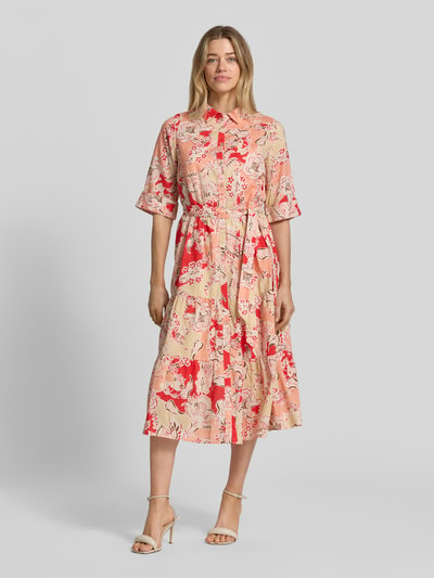 Frauenmodel trägt Hemdblusenkleid aus Reine Viskose Modell 'FALDINE' von Soyaconcept mit Taillierter Passform, Midikleid, Umlegekragen, Knopfleiste, Bindegürtel, 3/4-Arm, farbenfroh gemustert, Ganzkörperansicht von vorne. Rückenlänge bei Größe S: 120 cm, Brustweite bei Größe S: 48 cm, Ärmellänge bei Größe S: 36 cm.